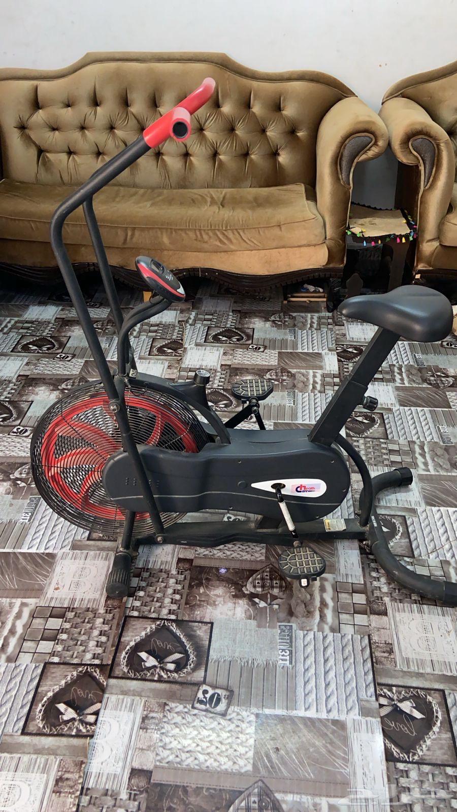 ثلاجه نضيفه للبيع مع دراجه تمرين64370914872323113