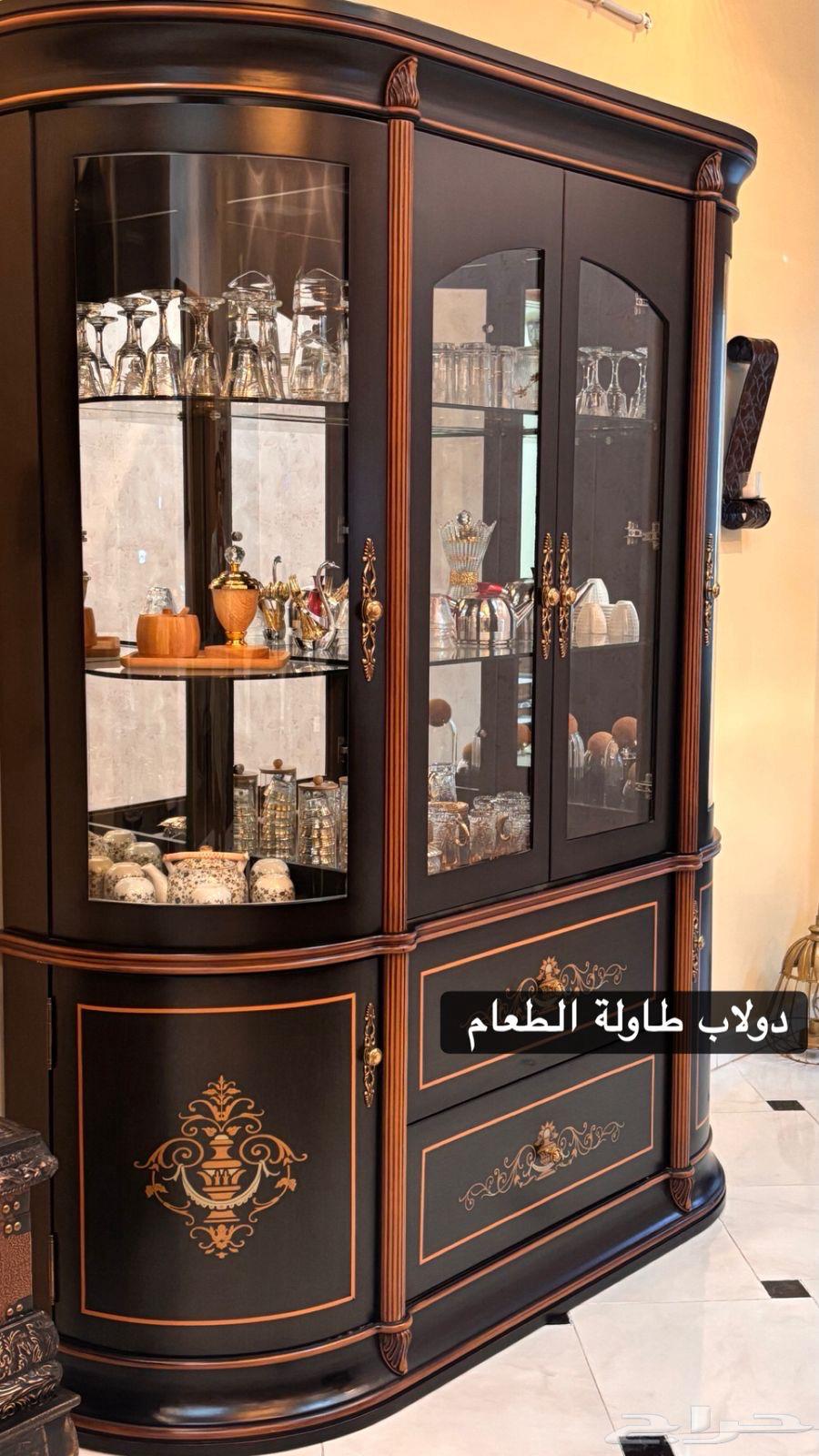 Dining table with accessories64382183160707112