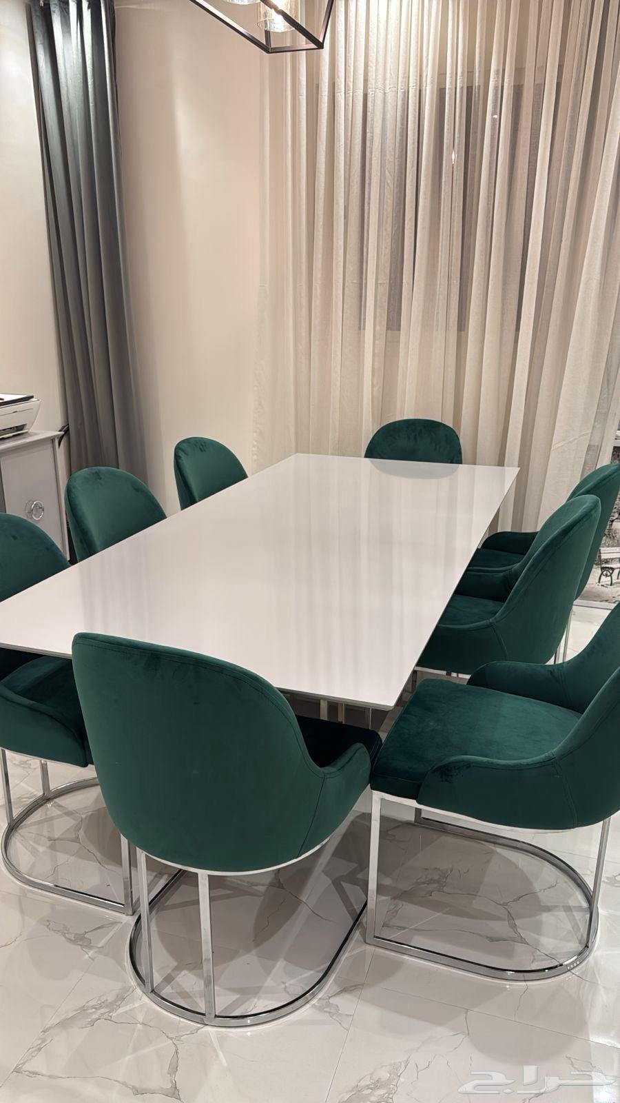 Semi-new dining table and buffet for sale64374363974403111