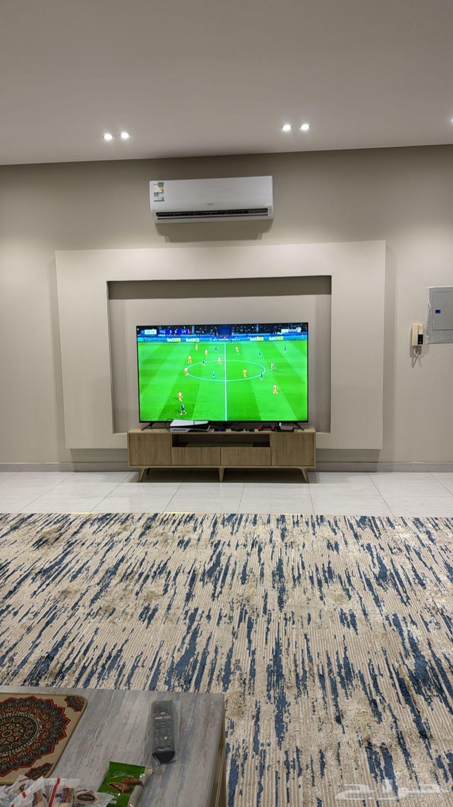 مجلس كنب وفرشه ارضيه و 8 طاولات خدمة مساحة المجلس 8 في764367406159107111