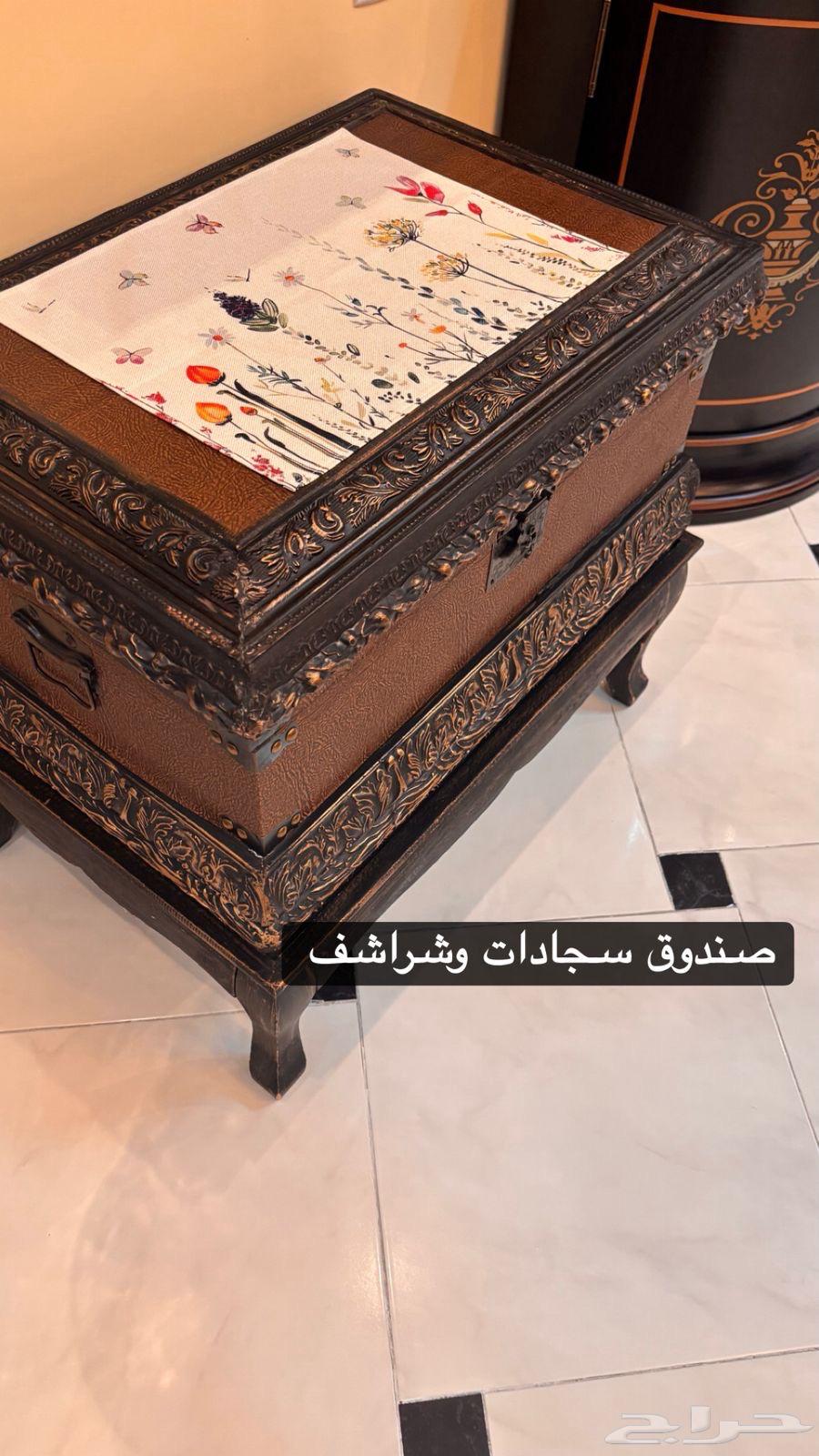 Dining table with accessories64382183160707113