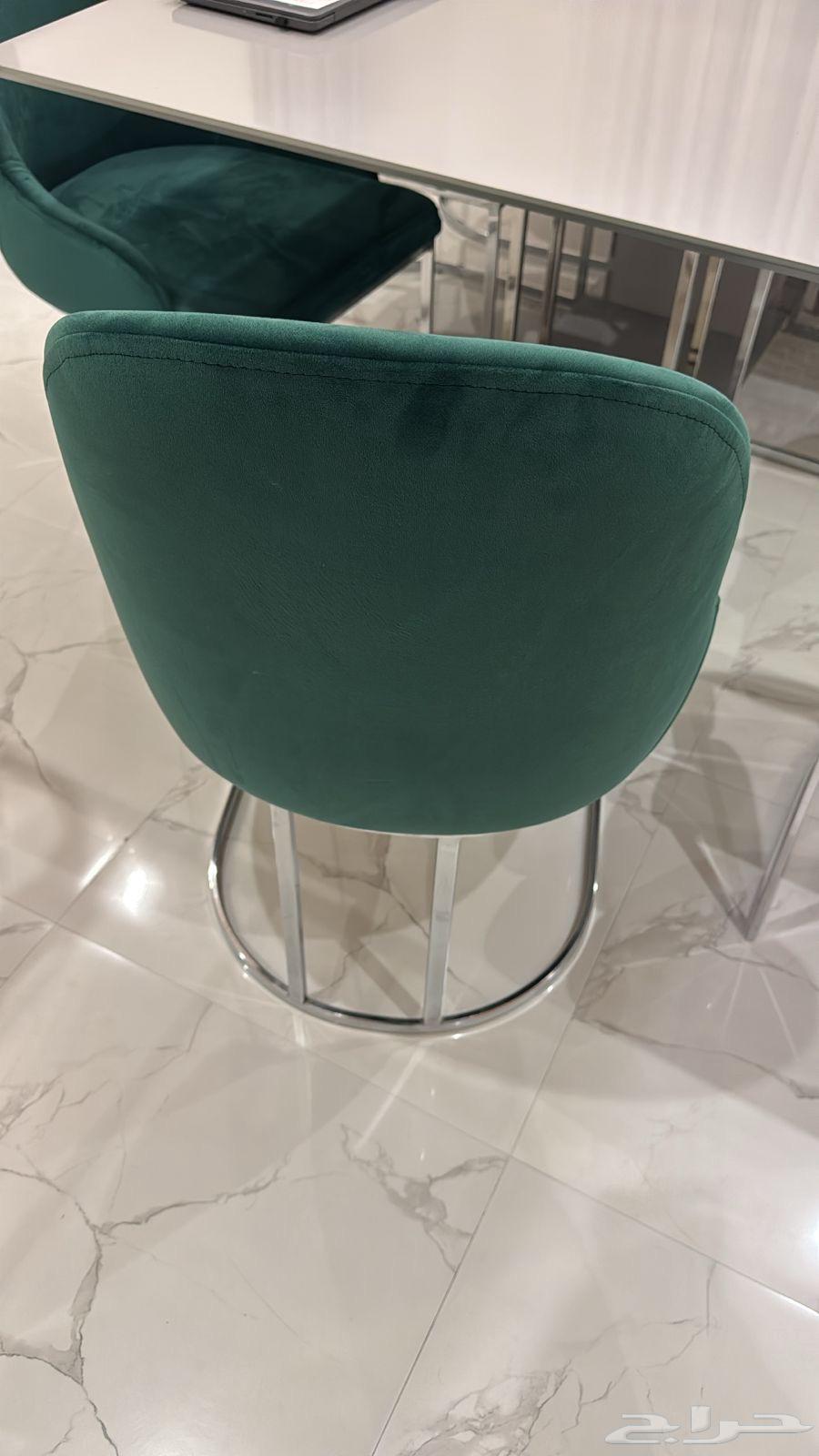 Semi-new dining table and buffet for sale64374363974403112