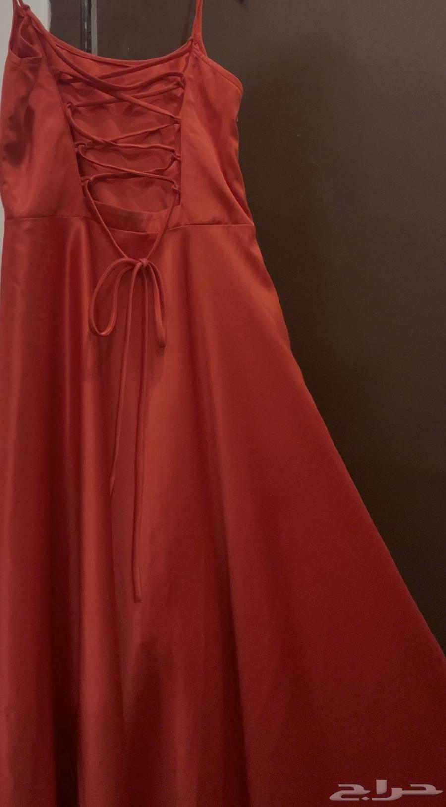 فستان أحمر من قماش الساتان، قماش واقف، لُبس مرة واحدة، السعر 15064363876624641111