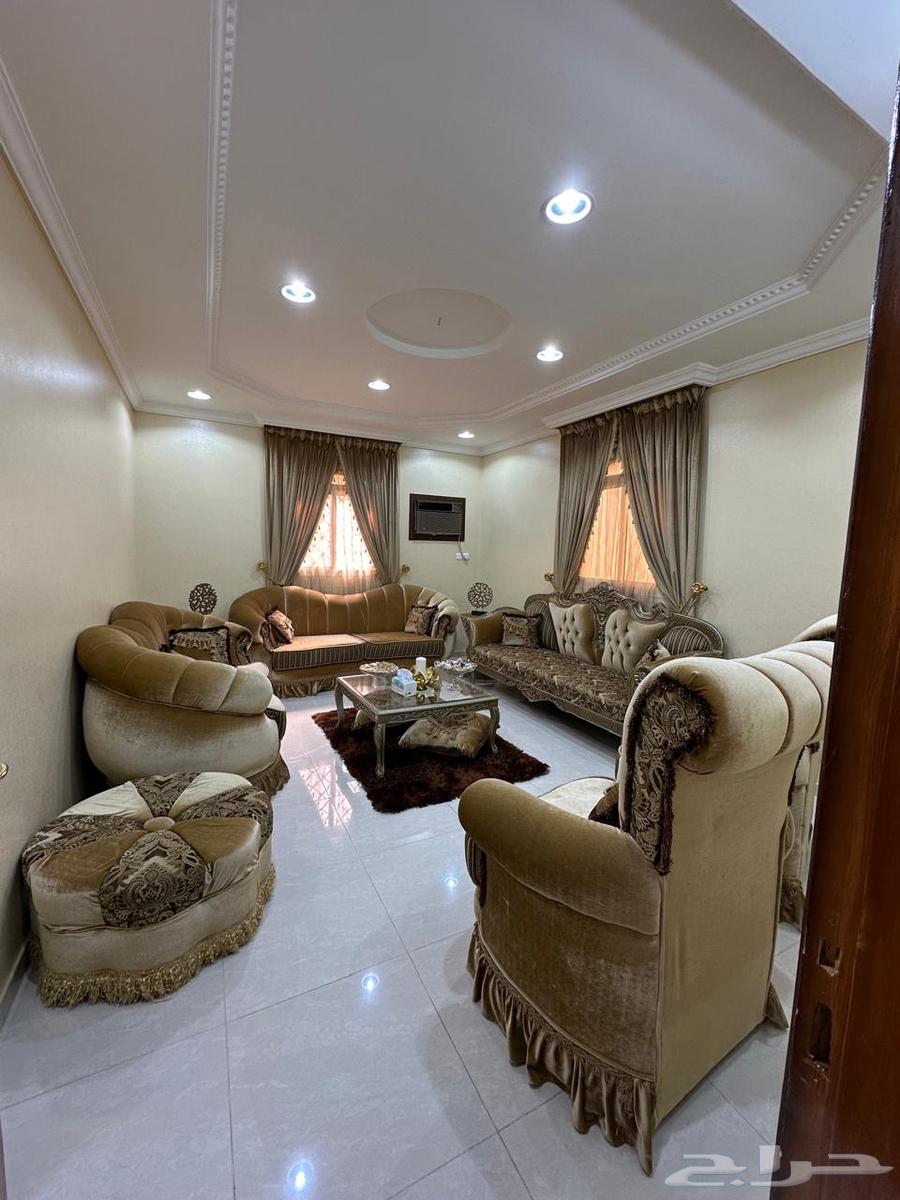 كنب للبيع بجميع مستلزماته64369600979203113