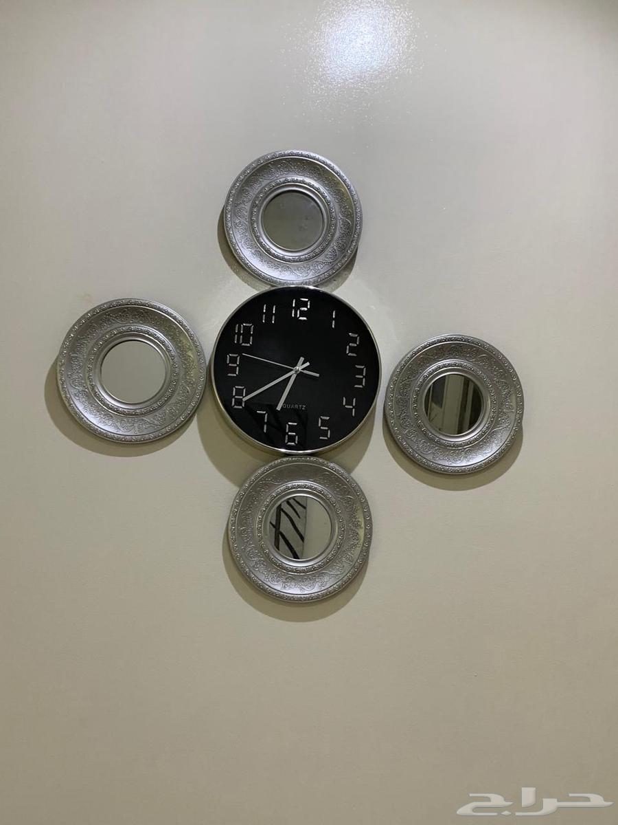 Tables plus board, fur carpet and clock64373049045891113