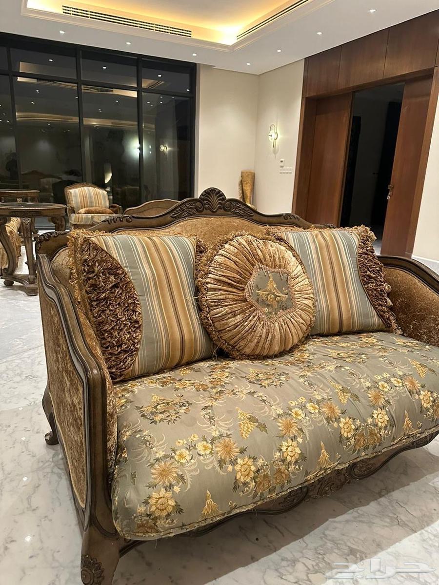 Selling a sofa in good condition, lightly used64368236799361112