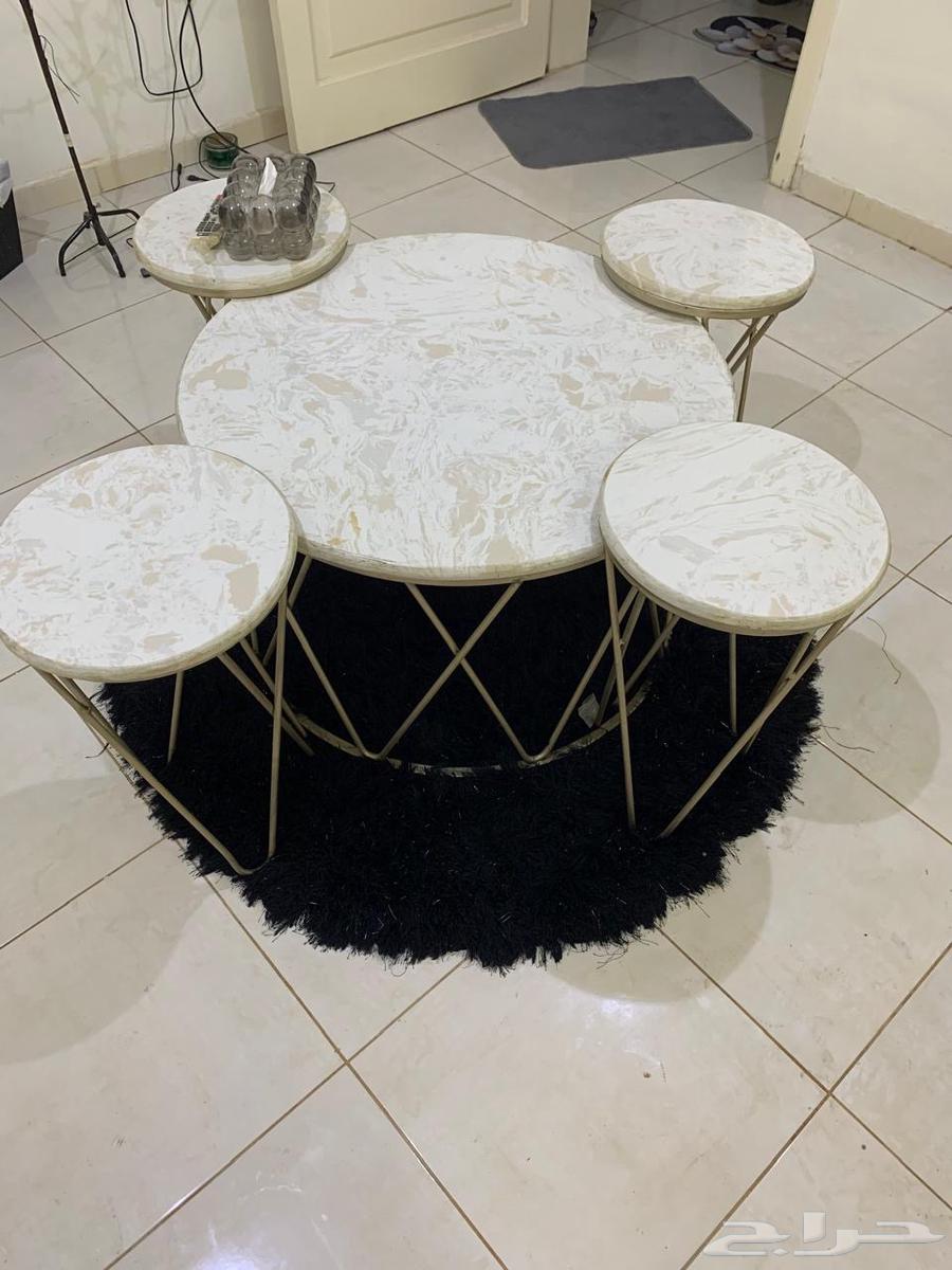 Tables plus board, fur carpet and clock64373049045891110