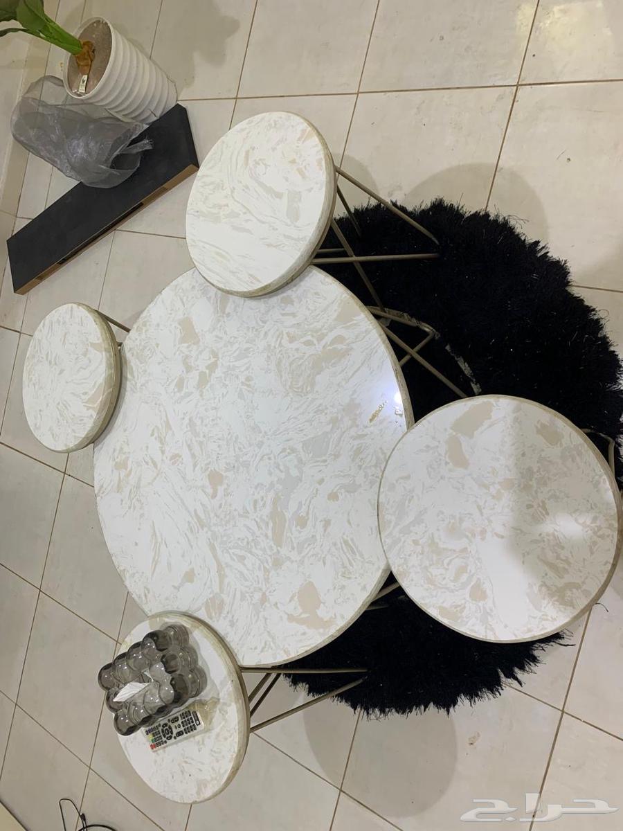 Tables plus board, fur carpet and clock64373049045891111