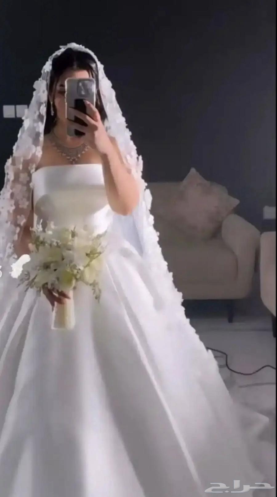 فستان عروس مع طرحة وجيبون ب70064378091106305110