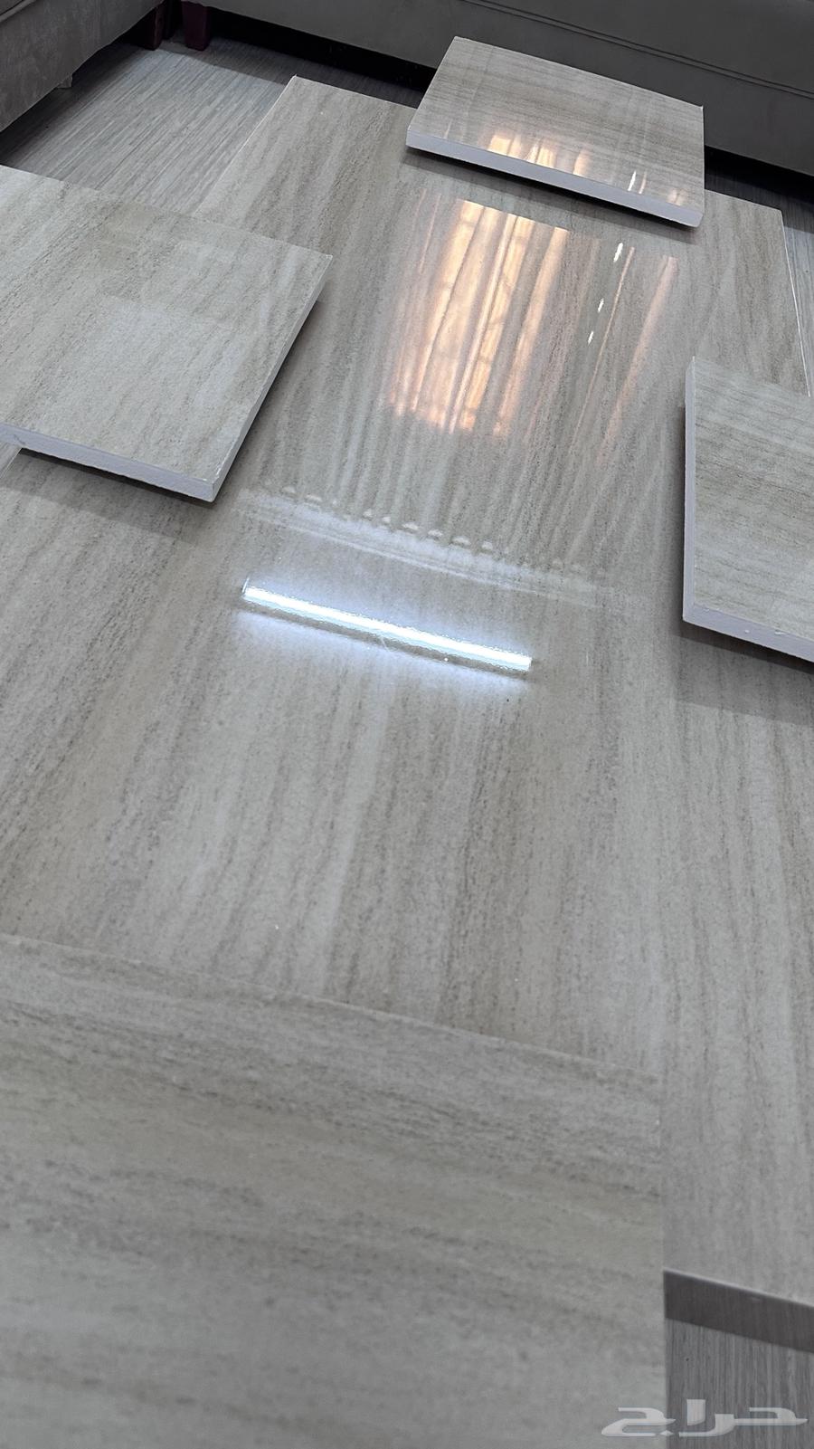 طاوله مع اربع خدمه64380091656961112