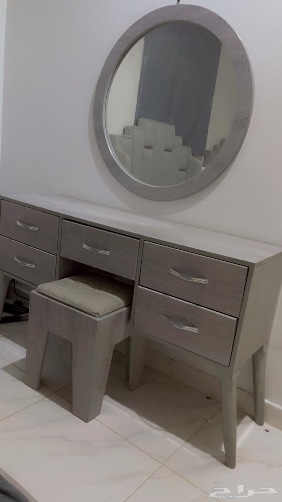 غرفة نوم سريرين مع دولاب وتسريحة وكمادينه نظيفه جدا64379941811330111