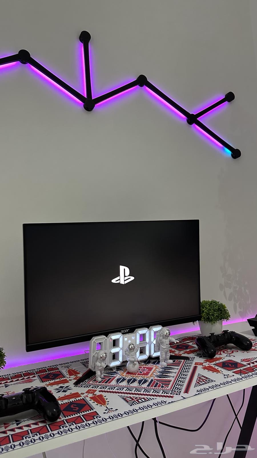 طاولة و شاشة قيمنق للبيع64385299674114111