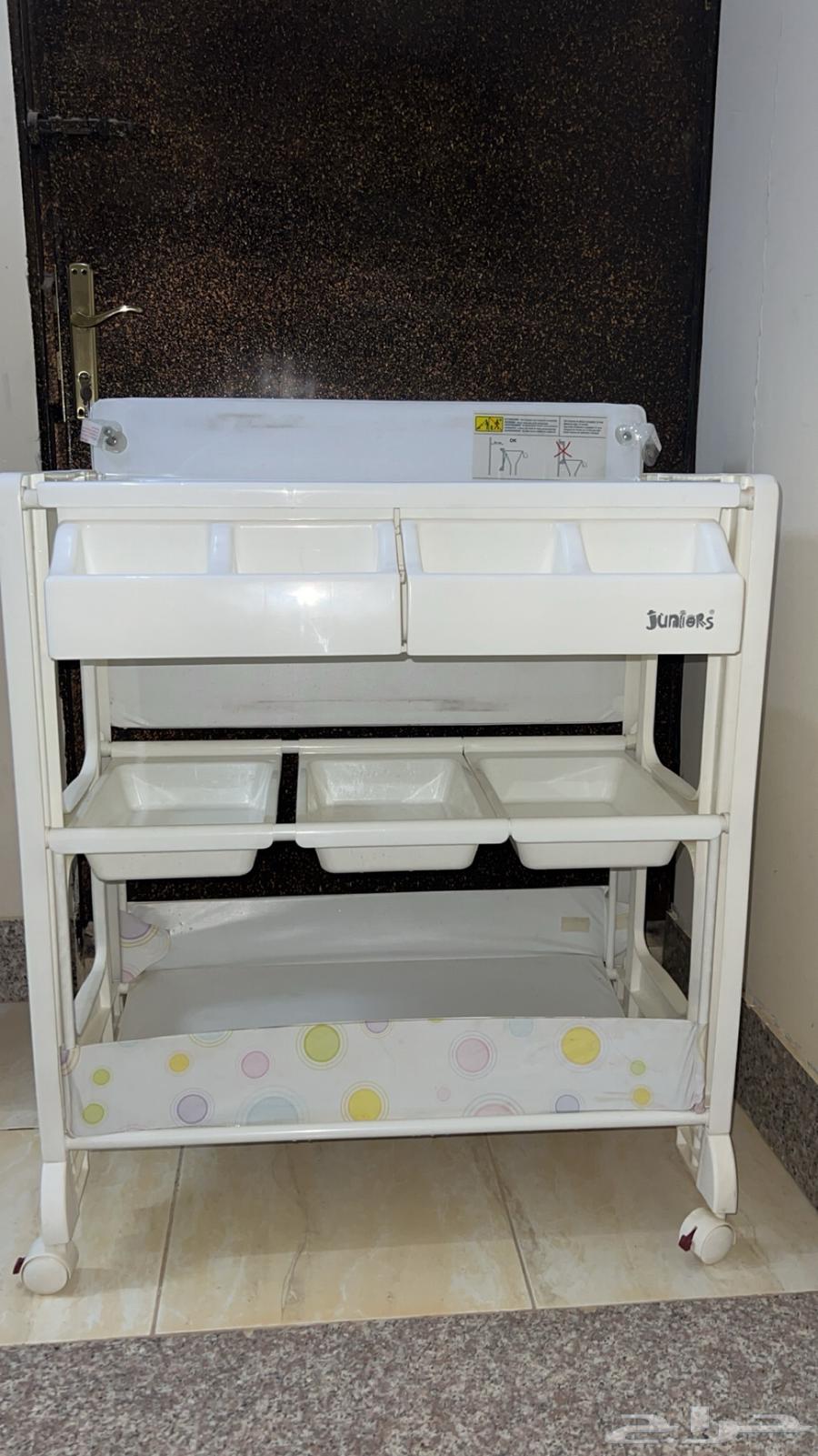 طاولة غيار واستحمام طفل ماركة جونيور64389709370369111