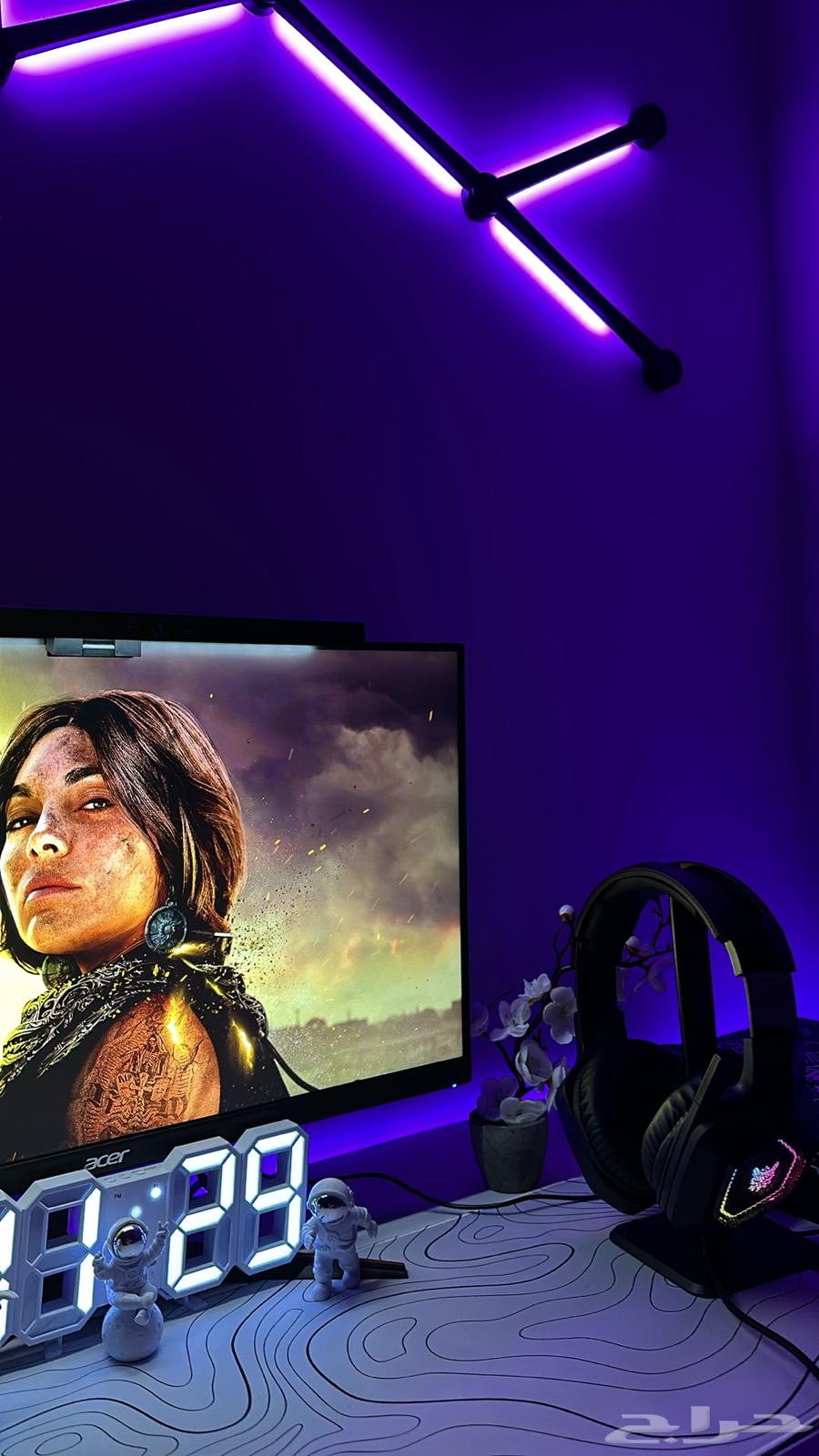 طاولة و شاشة قيمنق للبيع64385299674114114