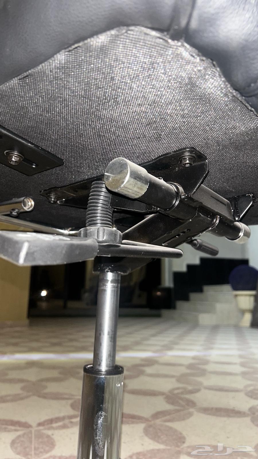 كرسي مكتبي للبيع نظيف جدا64389640215681111