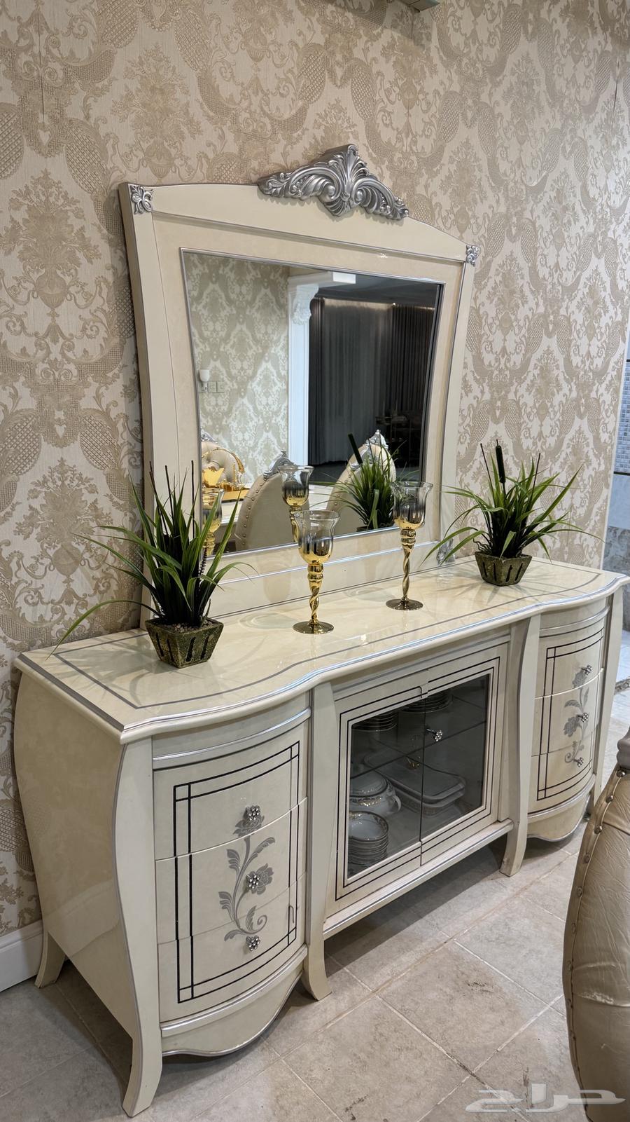 Dining table64389612833795112