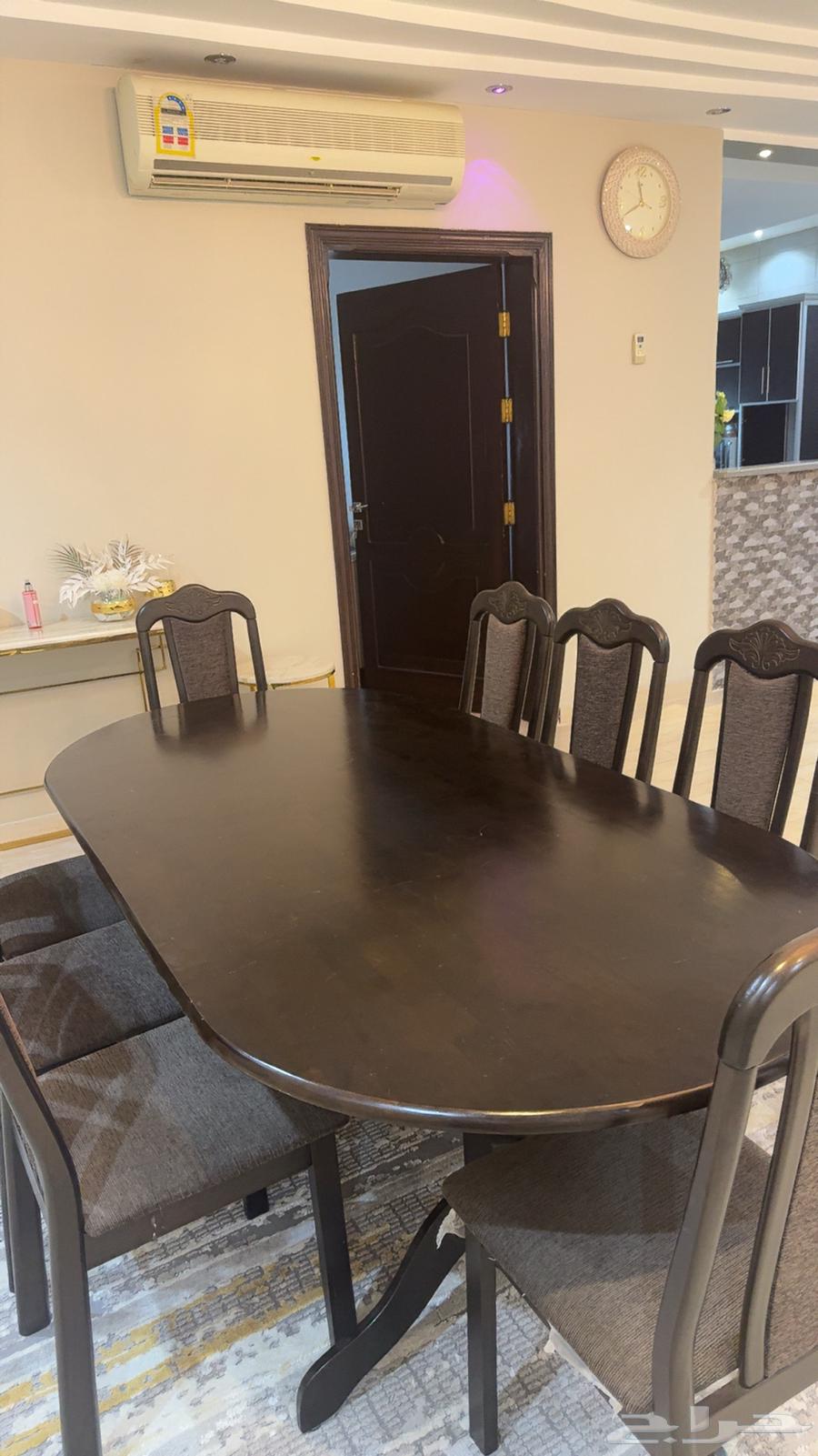 Living room table with 8 chairs, almost new64386557079683112