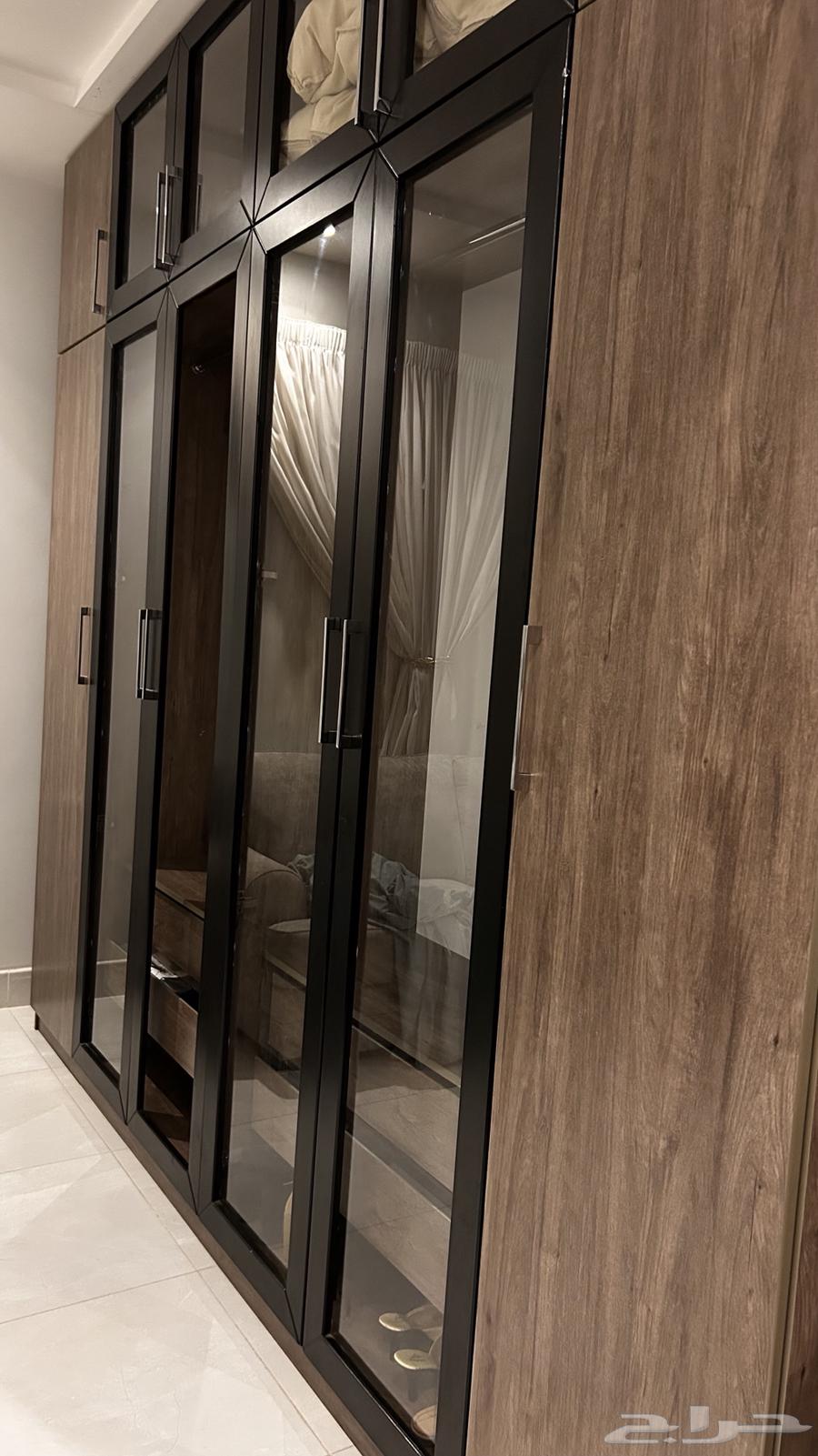 دولاب ملابس مع تسريحه ومرايه وشفينيره قزاز الدولاب موجود64378658541443111