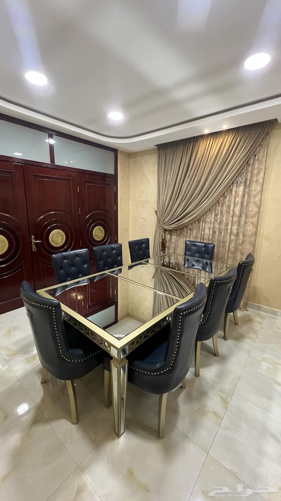 8-seater dining table, mirror, and buffet table64390012850562111