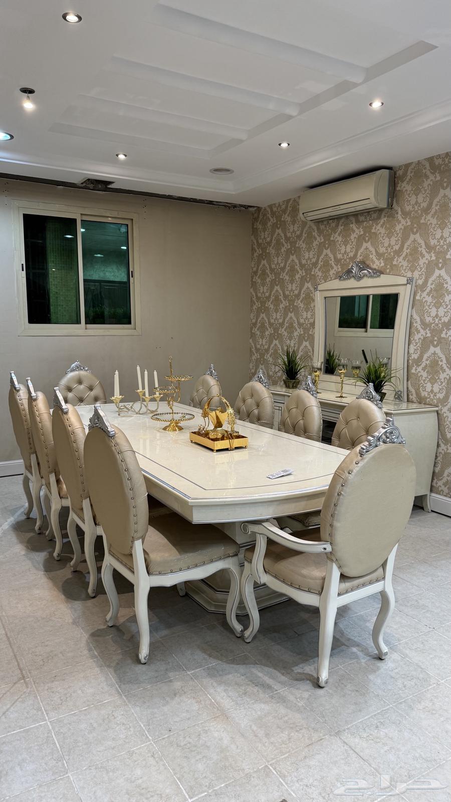 Dining table64389612833795111