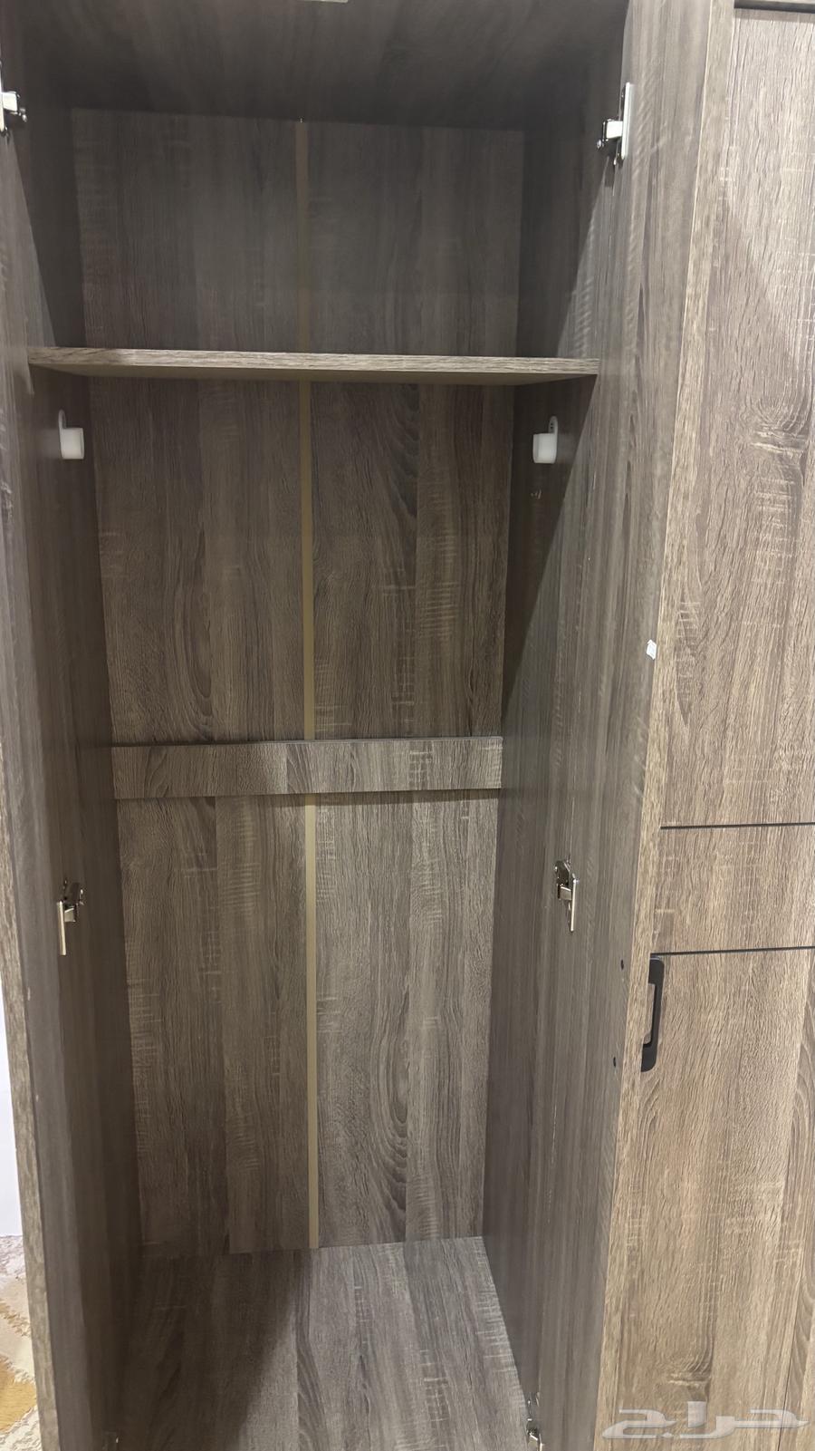 دولاب ملابس 4 أبواب بحالة ممتازة للبيع64387481309441114