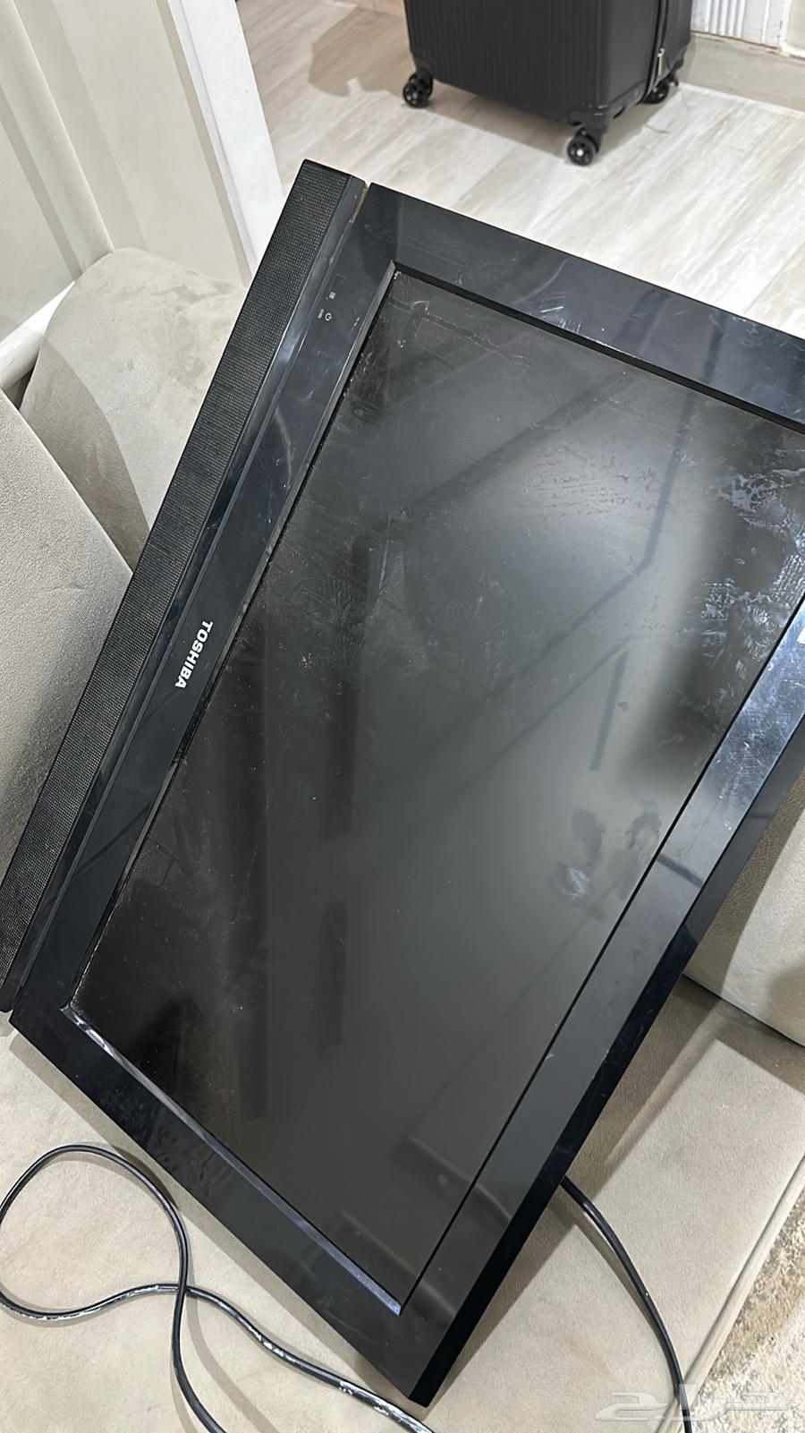 كنب جديد للبيع وتلفزون شغال 16 بوصه64381699200515111