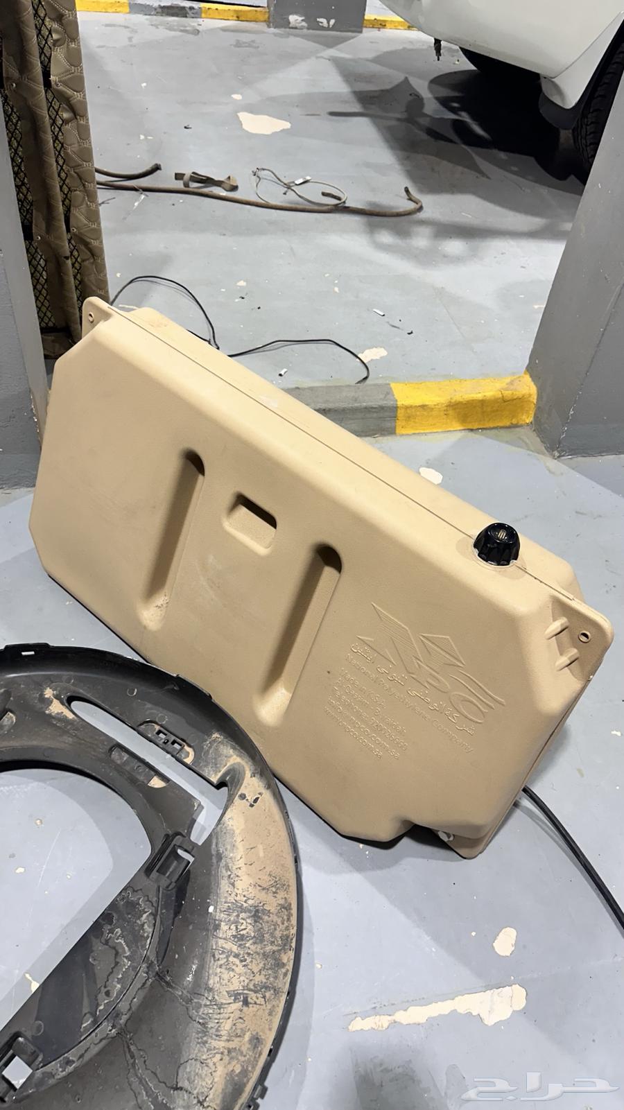 طبق لاندكروزر معلق و خزان ماء 105 نظيف64536515636226111