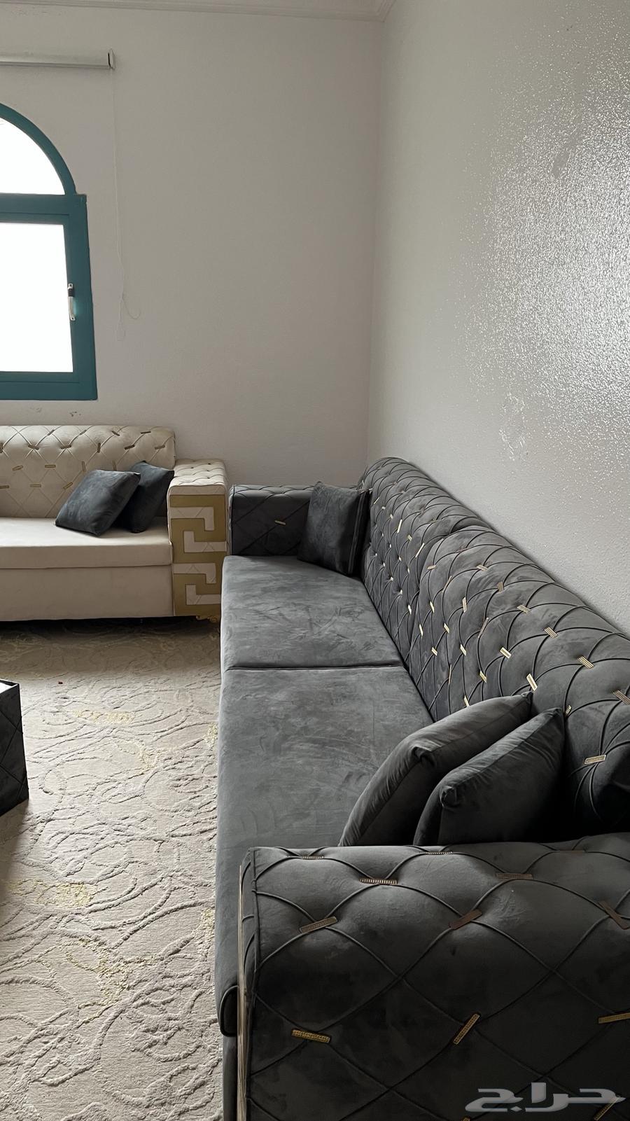 للبيع كنب مع مخدات كامله وطاولات شبه نظيف64383108202243113