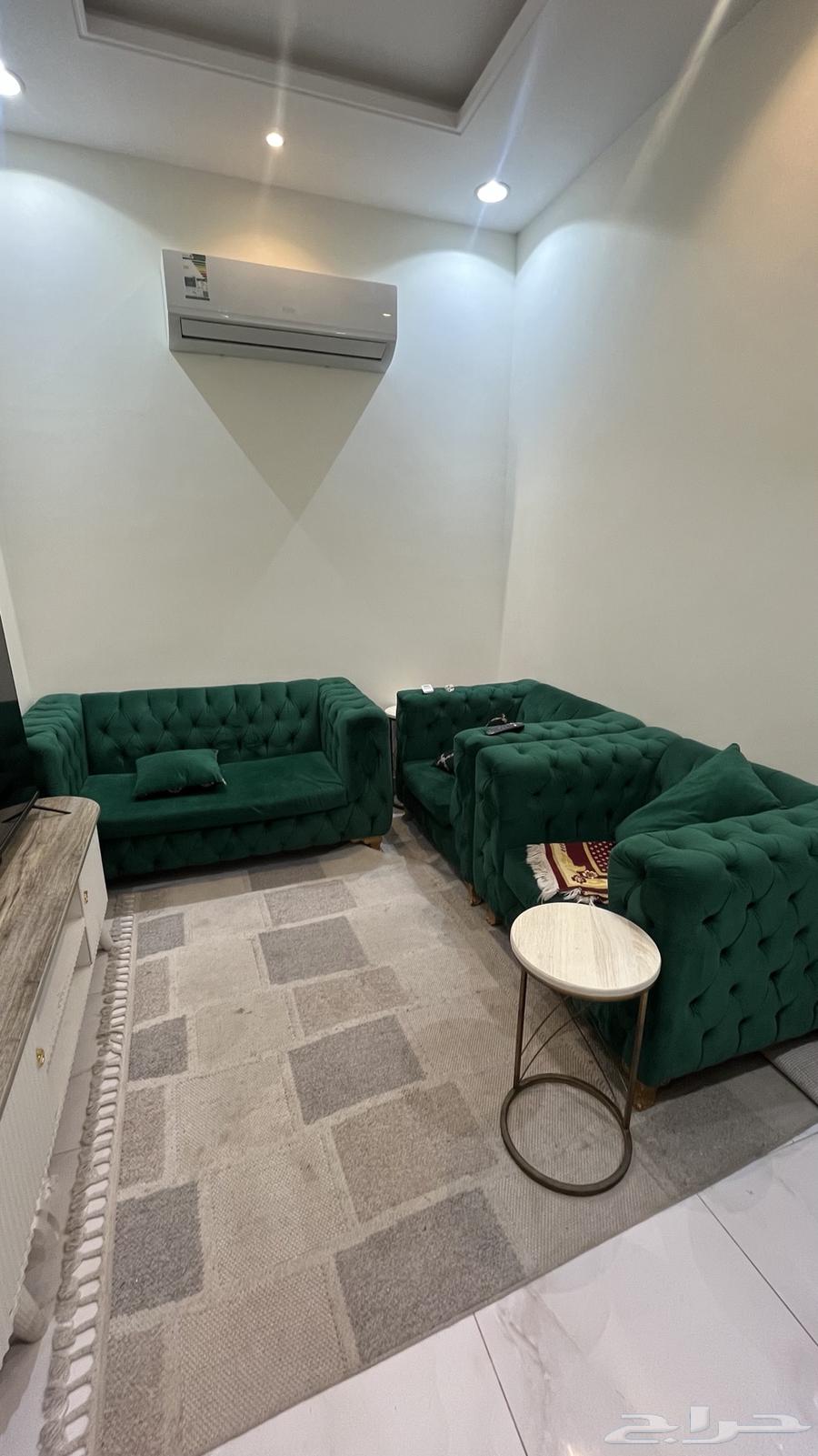 كنب وطاولات للبيع شبهه جديده64380259833346110