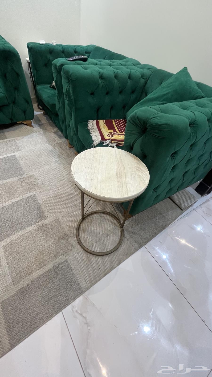 كنب وطاولات للبيع شبهه جديده64380259833346111