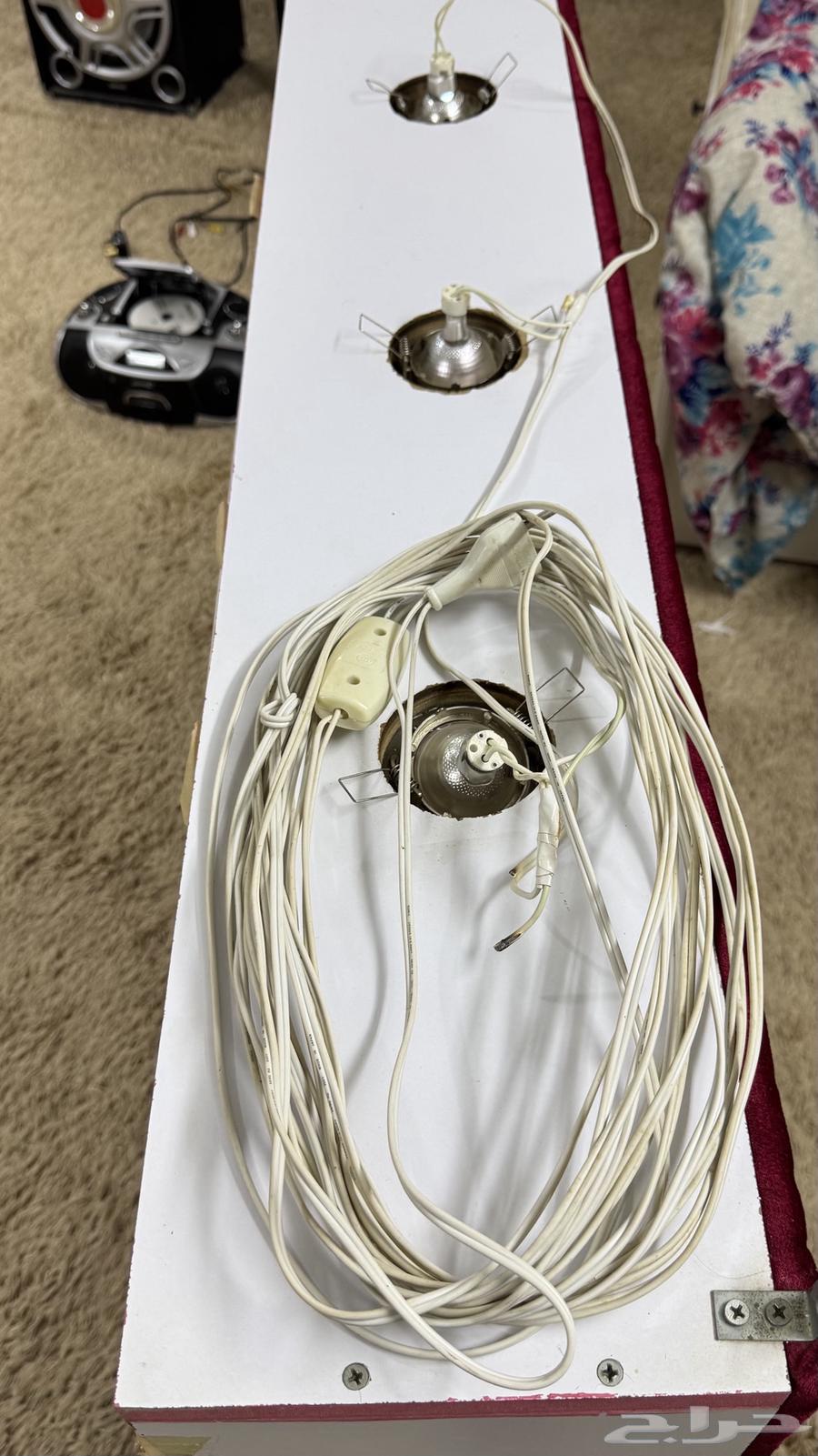 صندوق خشب بابواب زجاج واناراة داخليه64389764388995114