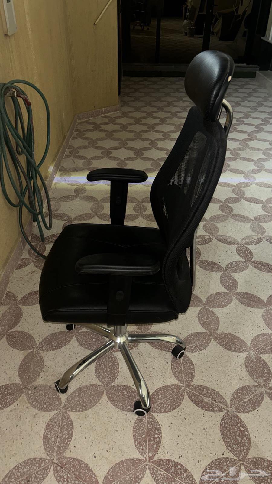 كرسي مكتبي للبيع نظيف جدا64389640215681113