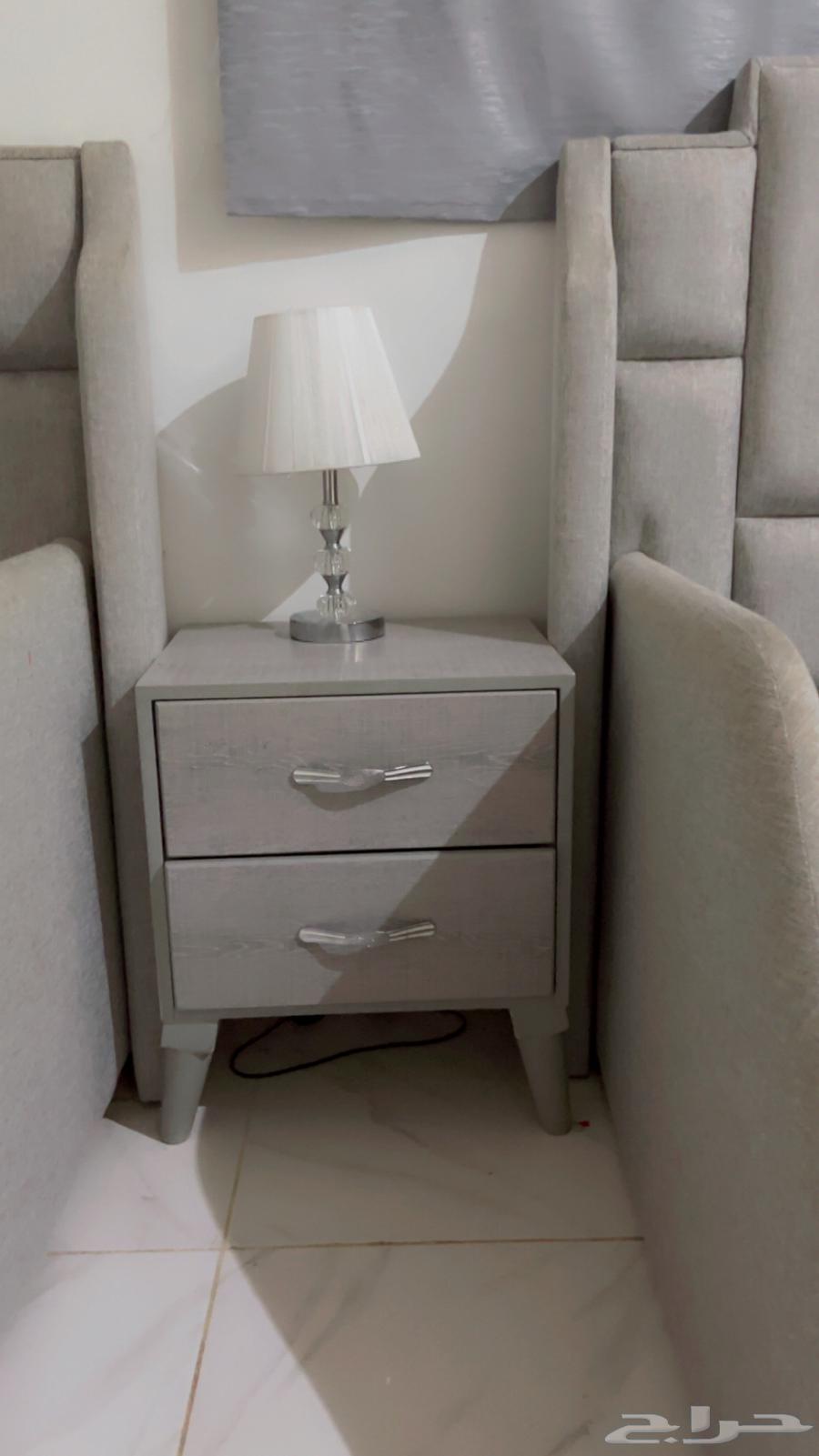غرفة نوم سريرين مع دولاب وتسريحة وكمادينه نظيفه جدا64379941811330112