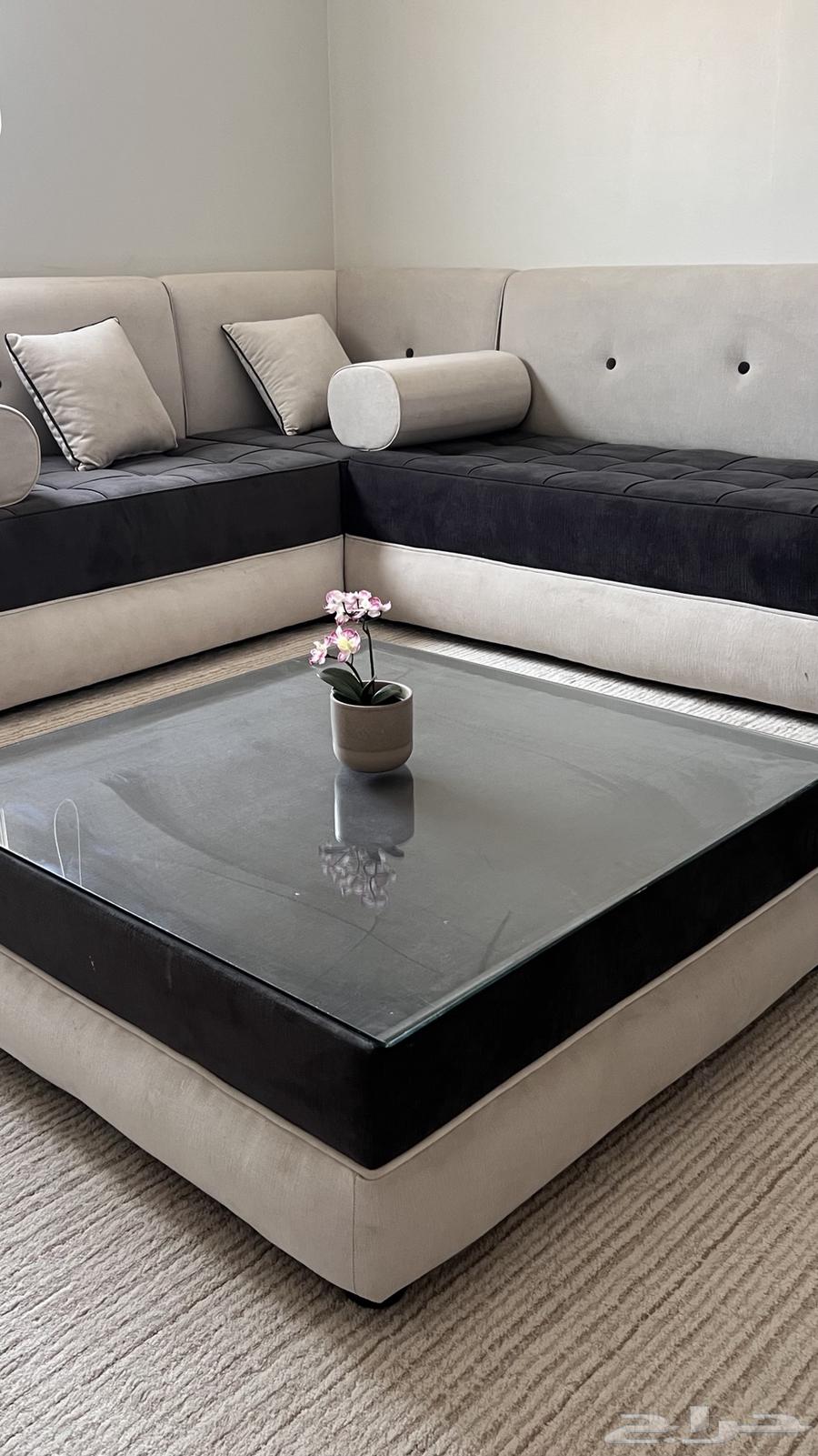 Sofa for sale, new with table and carpet, urgent sale64383802122114112