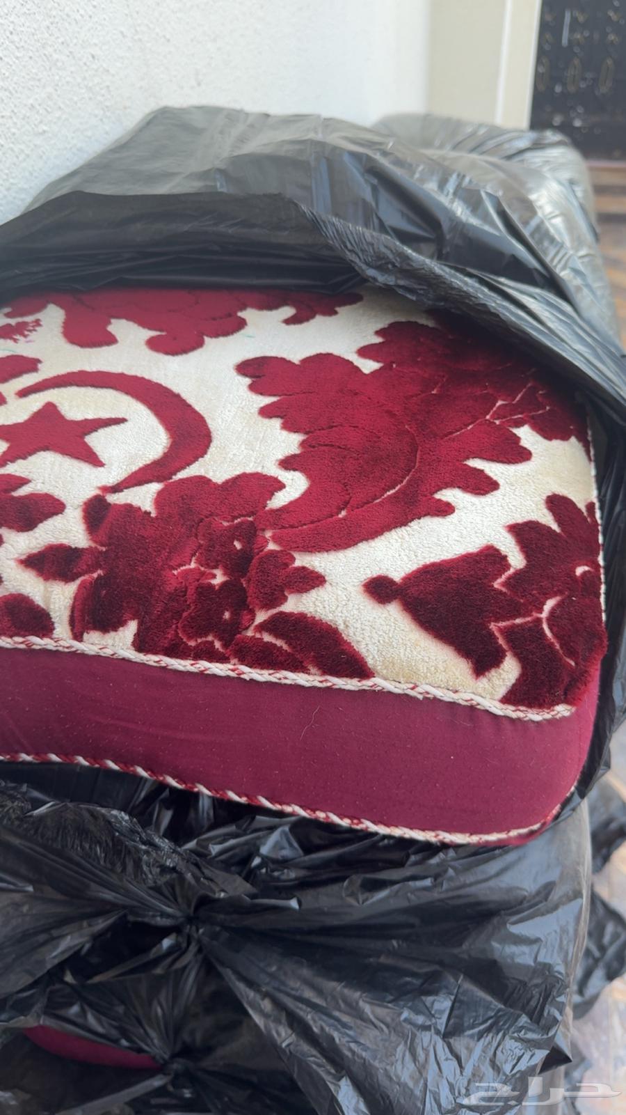 Old cushions64389377938689110