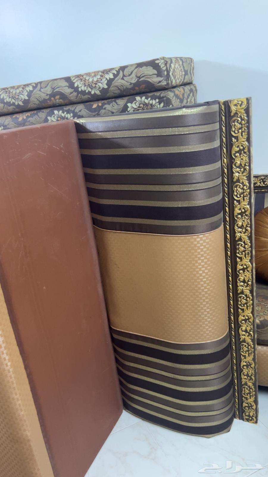 ثلاثه قطع كنب للبيع ع السوم64380521744003111