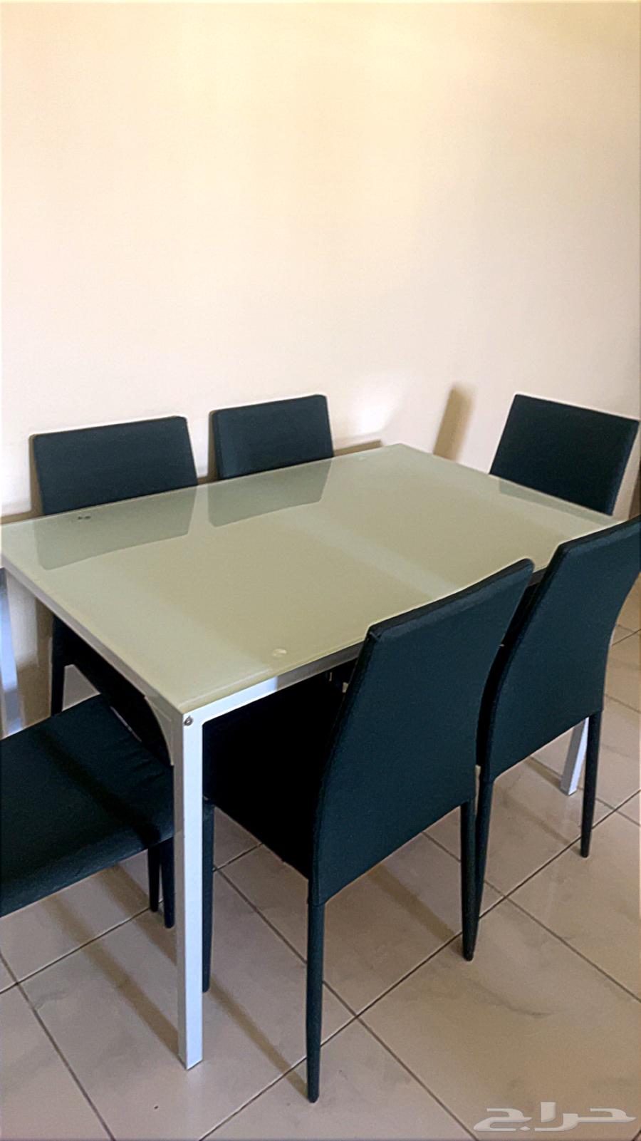 Home Box dining table, very clean and without any scratches64384148081923110