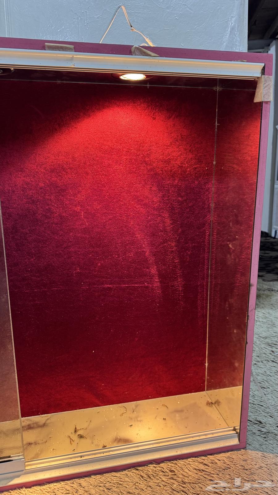 صندوق خشب بابواب زجاج واناراة داخليه64389764388995113