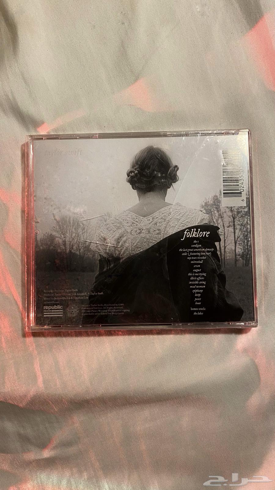 ألبوم Taylor Swift Folklore   ميدالية أصلية64379515866754112