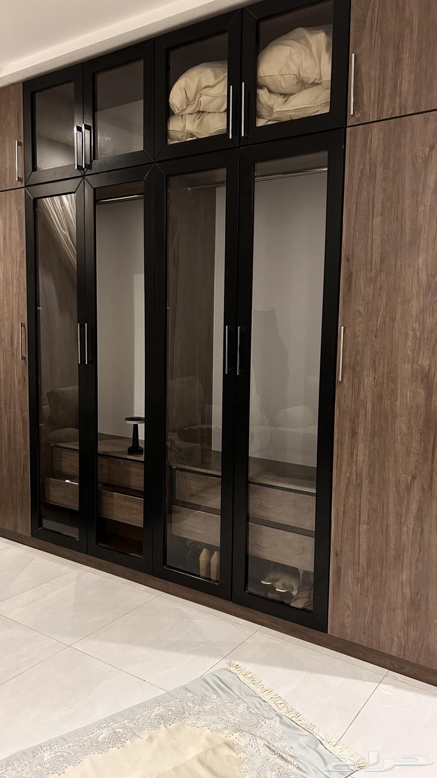 دولاب ملابس مع تسريحه ومرايه وشفينيره قزاز الدولاب موجود64378658541443110