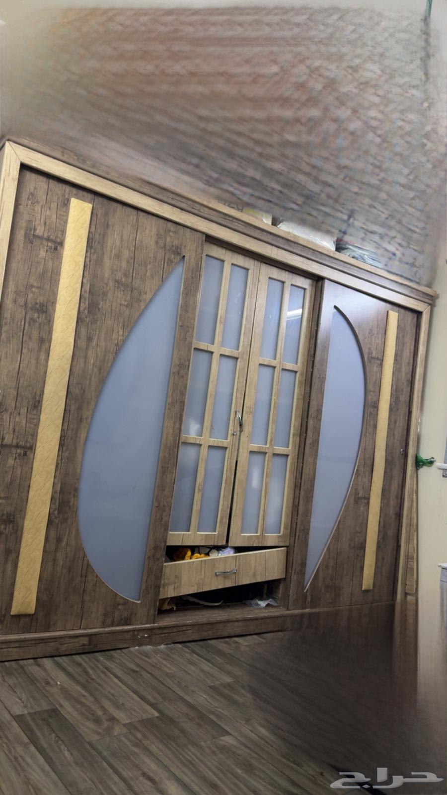 A large wardrobe has only one flaw, which is shown in the picture64379472243971111