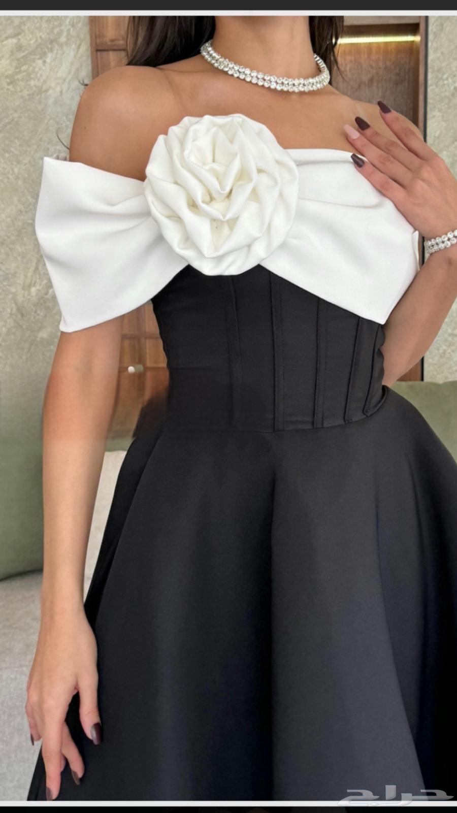 فستان اسود مع زهره بيضا64391437550211110