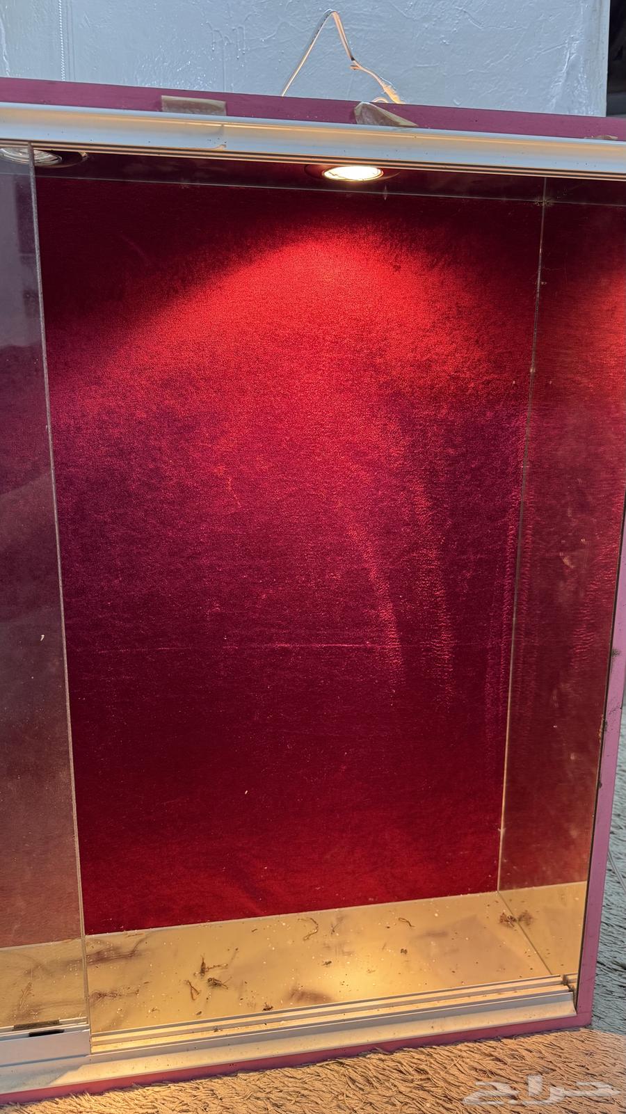 صندوق خشب بابواب زجاج واناراة داخليه64389764388995112