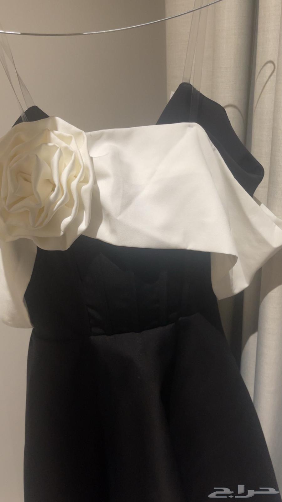 فستان اسود مع زهره بيضا64391437550211113