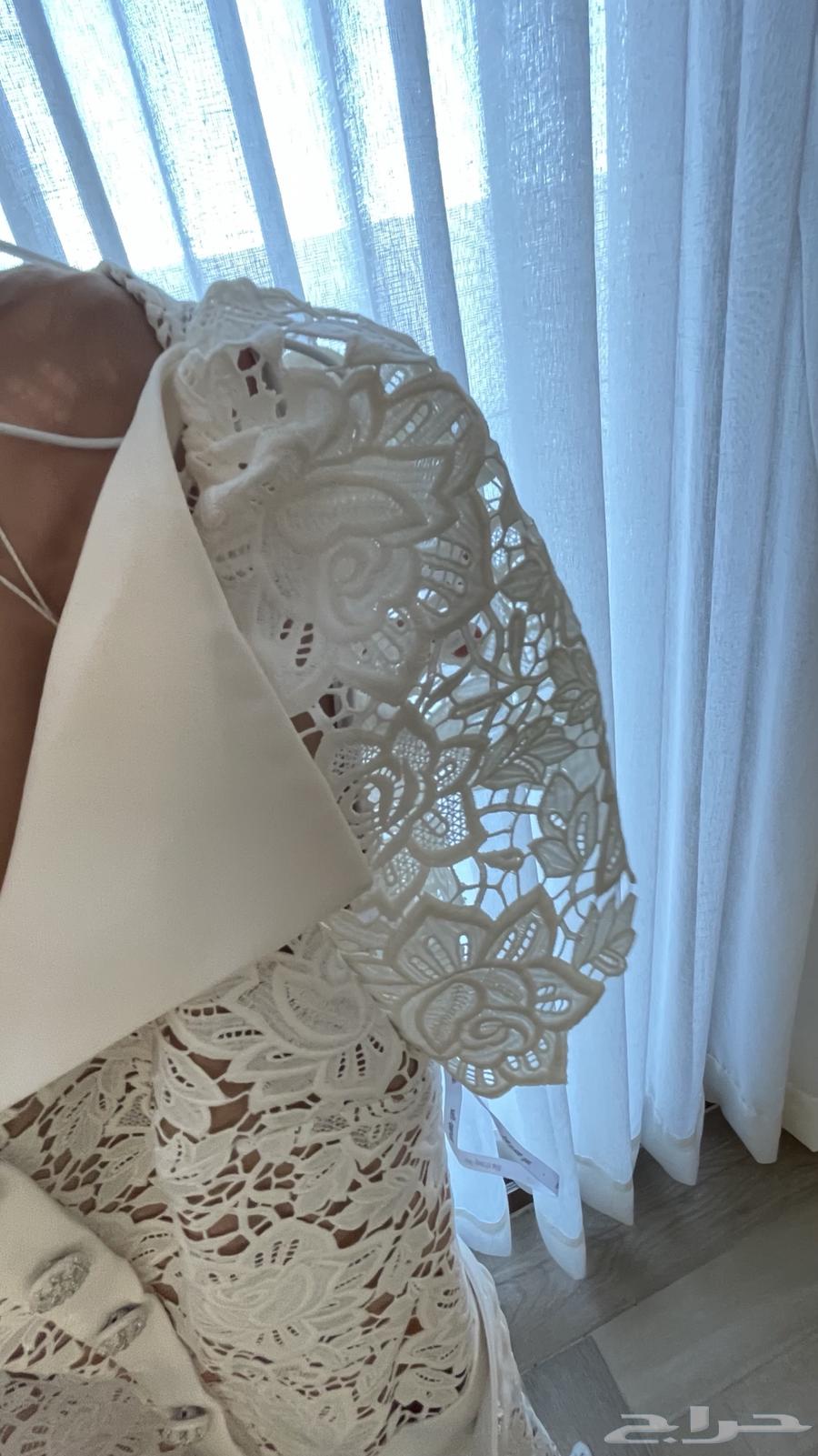 Famous brand dress with price available on the brand's website, worn for only two hours64379839123074114