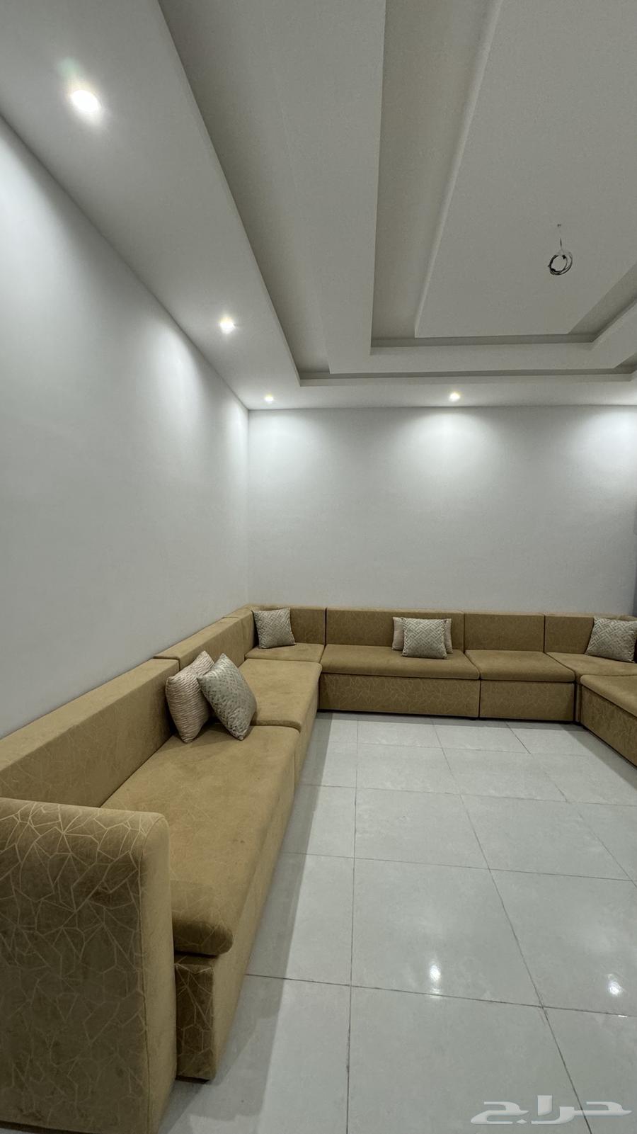 كنب للبيع مع الستاره وفرشه64390747768578112