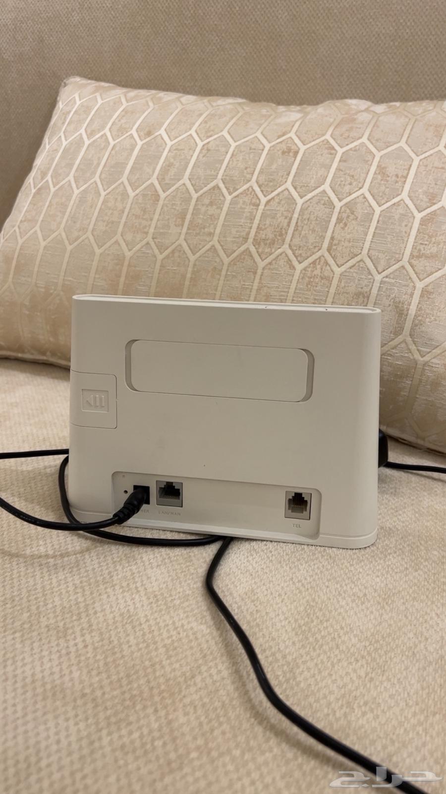 New router, used for 6 months or less64378061802625111