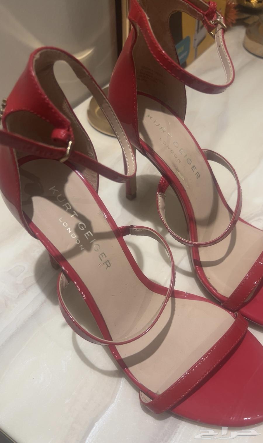 صندل لون احمر للبيع من ماركة لندن شريته من دبي مول64378178839938111