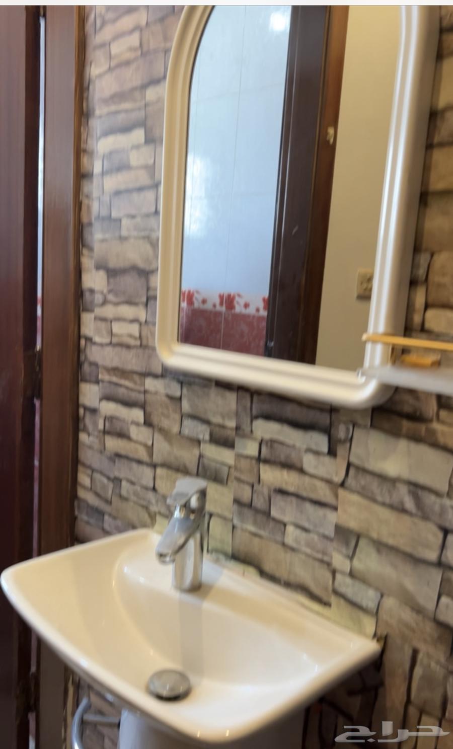 Small sink with mirror64383108148611110