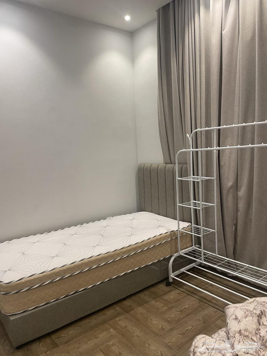 اثاث سرير و استاند ب 300 بيع فوري ماعندي مكيفات ولا فرن64386138349699112